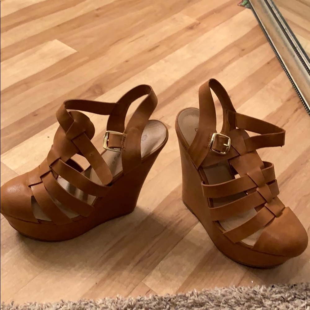 Closed toe wedges